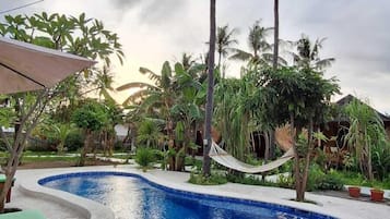 Hồ bơi ngoài trời