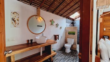 Family Villa, Park View | Bathroom | Shower, rainfall showerhead, hair dryer, towels