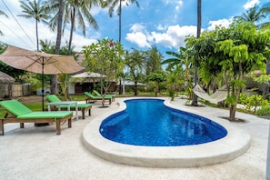 Kolam renang outdoor