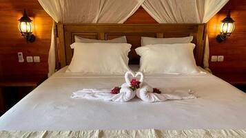 Quarto superior, 1 cama King, vista para o parque | Wi-Fi de cortesia, roupa de cama