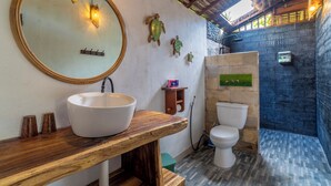 Family Villa, Park View | Bathroom | Shower, rainfall showerhead, hair dryer, towels - Ings Garde (Gili Air)
