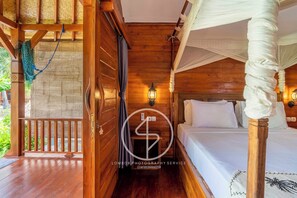 Superior Room, 1 King Bed, Park View | Living area