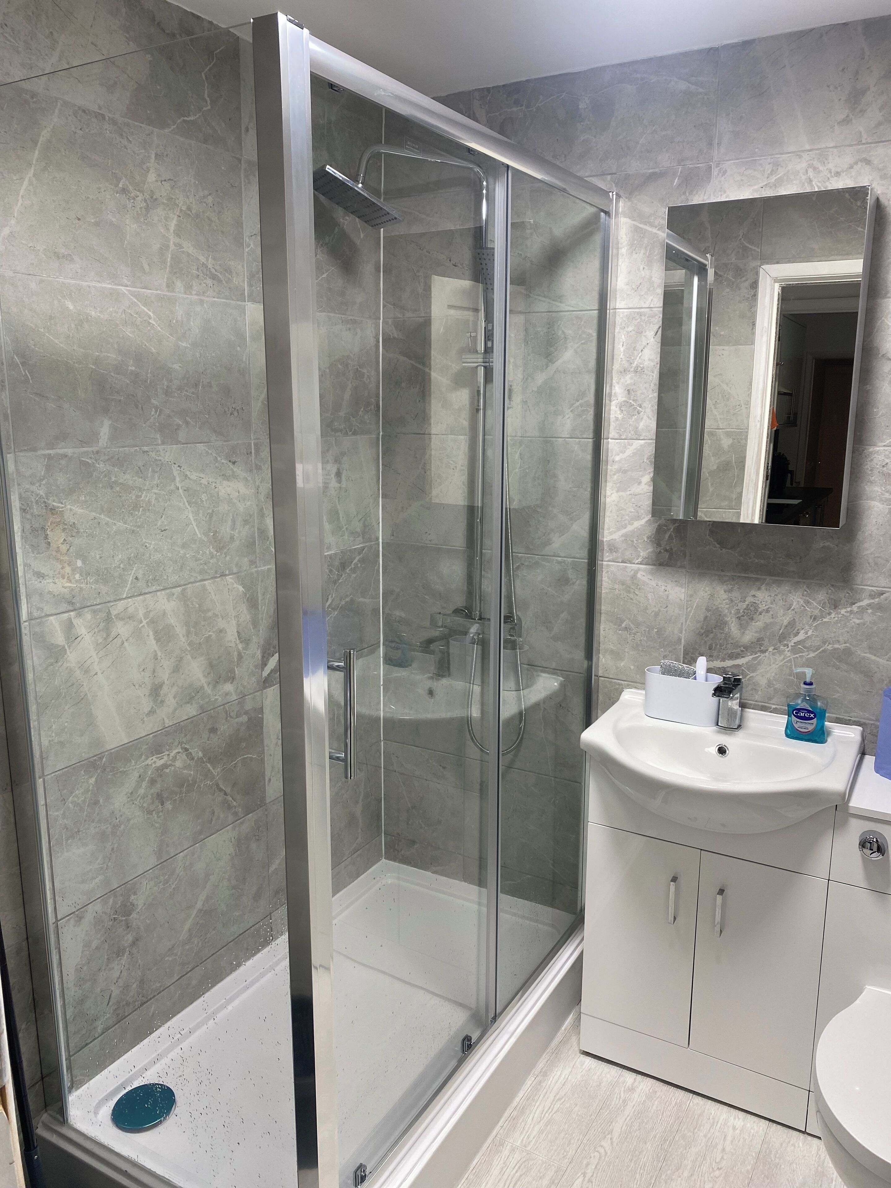 Douche, séchoir à cheveux, serviettes fournies, papier de toilette