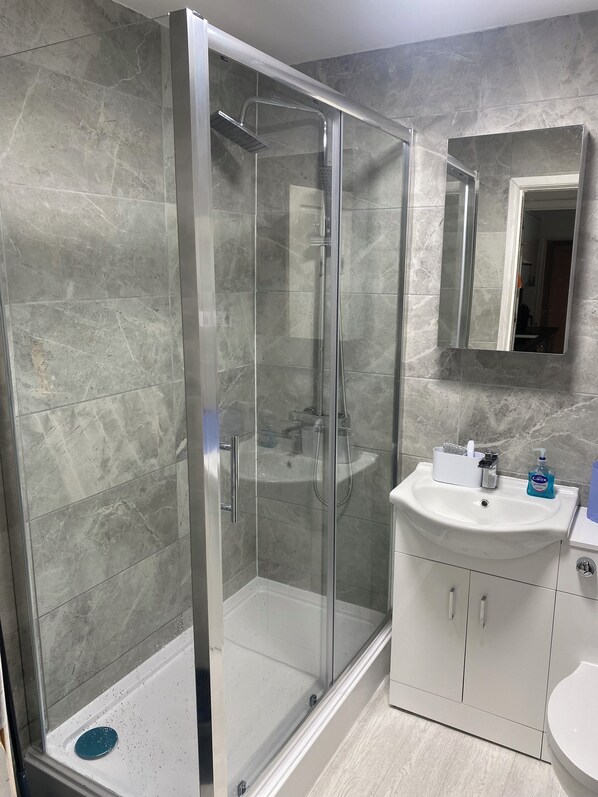 Dusche, Haartrockner, Handtücher, Toilettenpapier