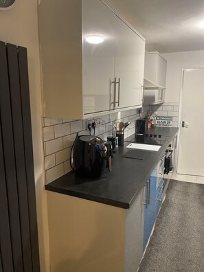 Geladeira, micro-ondas, fogão, cooktop