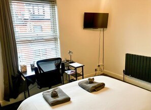 3 bedrooms, desk, iron/ironing board, free WiFi