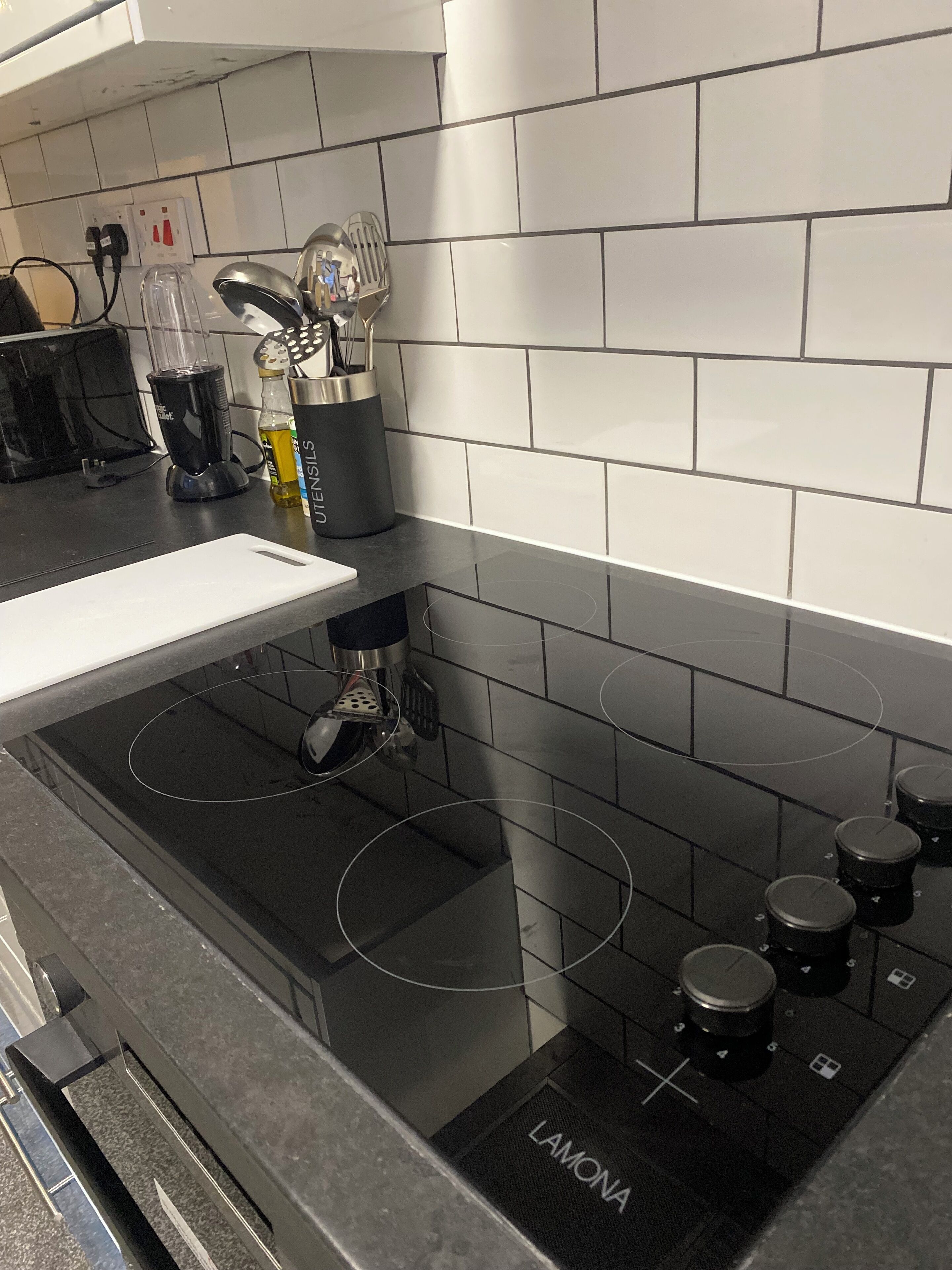 Refrigerador, microondas, horno y parrilla de estufa 