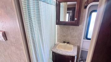 Regadera, toallas, papel de baño