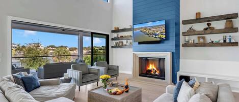 TV connectée, cheminée, table de tennis de table, livres