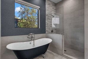 Bruser, hårtørrer, håndklæder, Shampoo