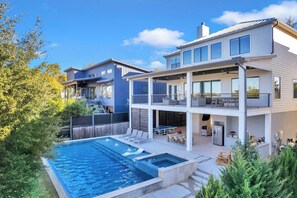 Utendørsbasseng og et oppvarmet basseng