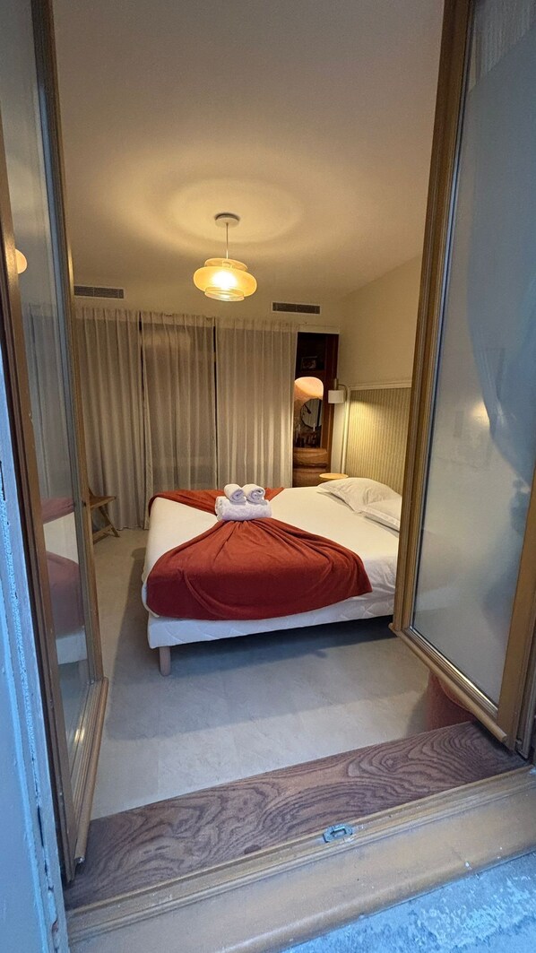 2 bedrooms, iron/ironing board, WiFi, bed sheets