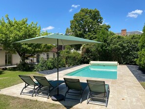 A swimming pool with four lounge chairs and a canopy. - Gîte de groupe LesQuatreSaisons #Chambord#ChâteauxdelaLoire#Beauval (Maslives)