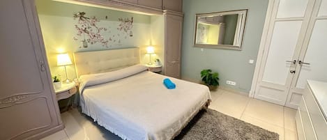 Habitación doble, baño compartido, vista a la ciudad | Tabla de planchar con plancha, wifi gratis y ropa de cama