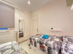 Zweibettzimmer, Gemeinschaftsbad | Bügeleisen/Bügelbrett, kostenloses WLAN, Bettwäsche