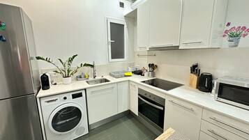 Réfrigérateur, micro-ondes, plaque de cuisson, cafetière/bouilloire