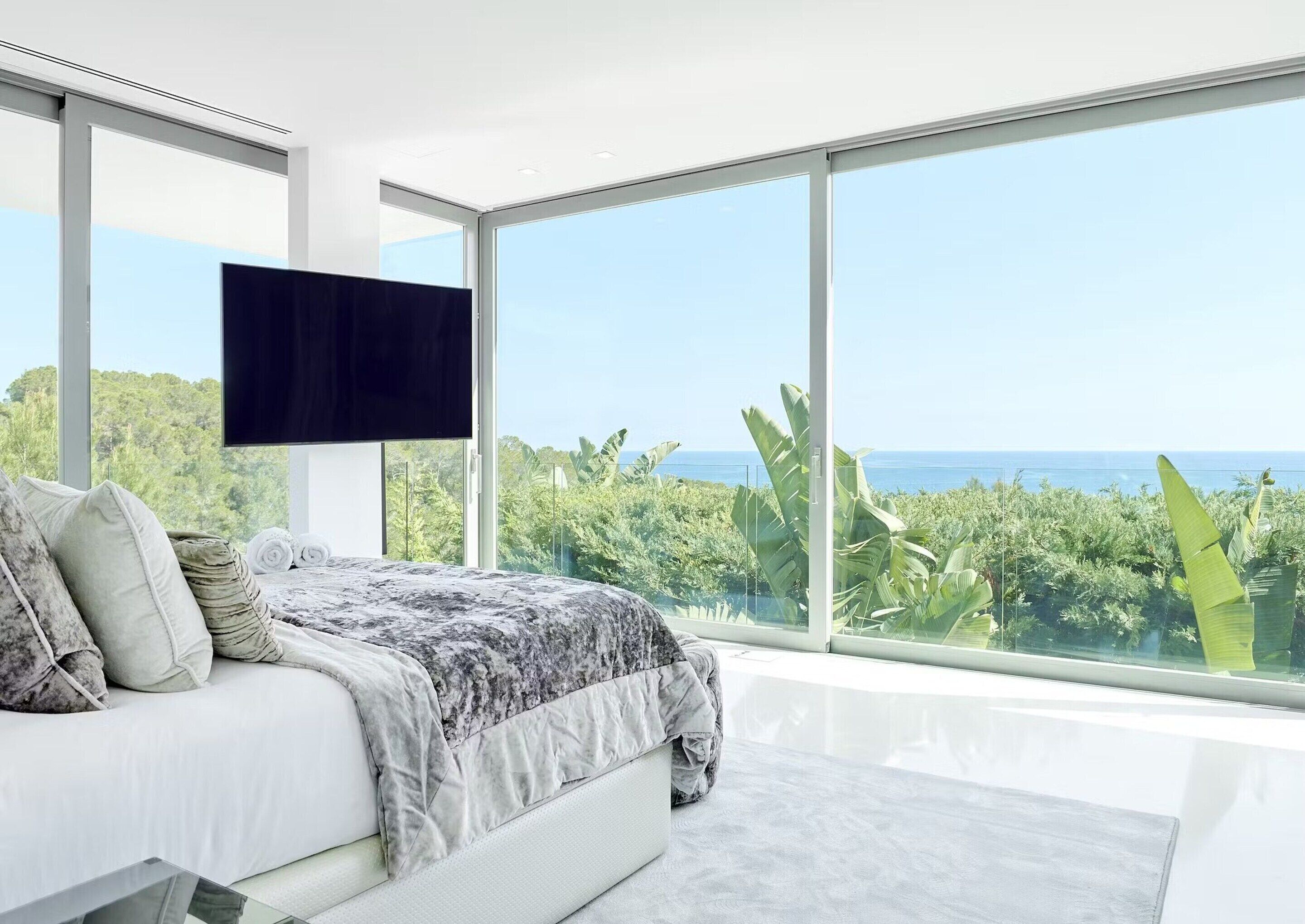 6 habitaciones y espacio para trabajar con laptop 