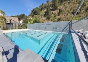 Villa | Pool | Indendørs pool, udendørs pool
