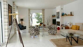 Villa | Living room | Fireplace