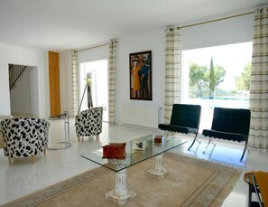 Villa | Oppholdsrom | Peis