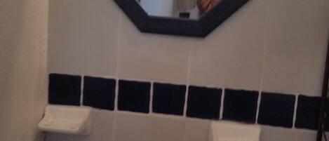 Een douche, handdoeken, zeep, toiletpapier