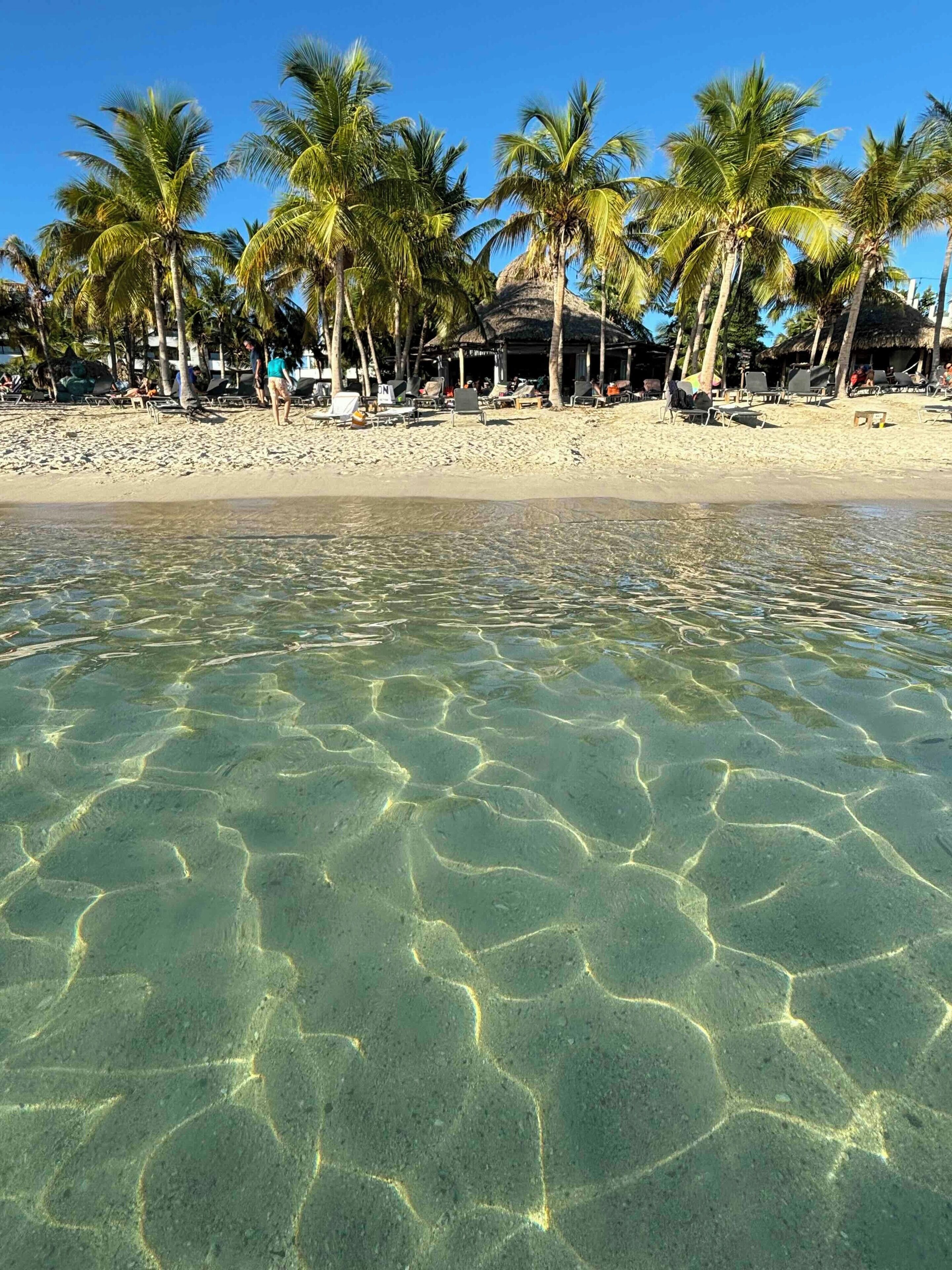På stranden, solsenger og strandhåndklær