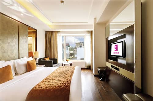 Signature Room | Blackout curtains, free WiFi