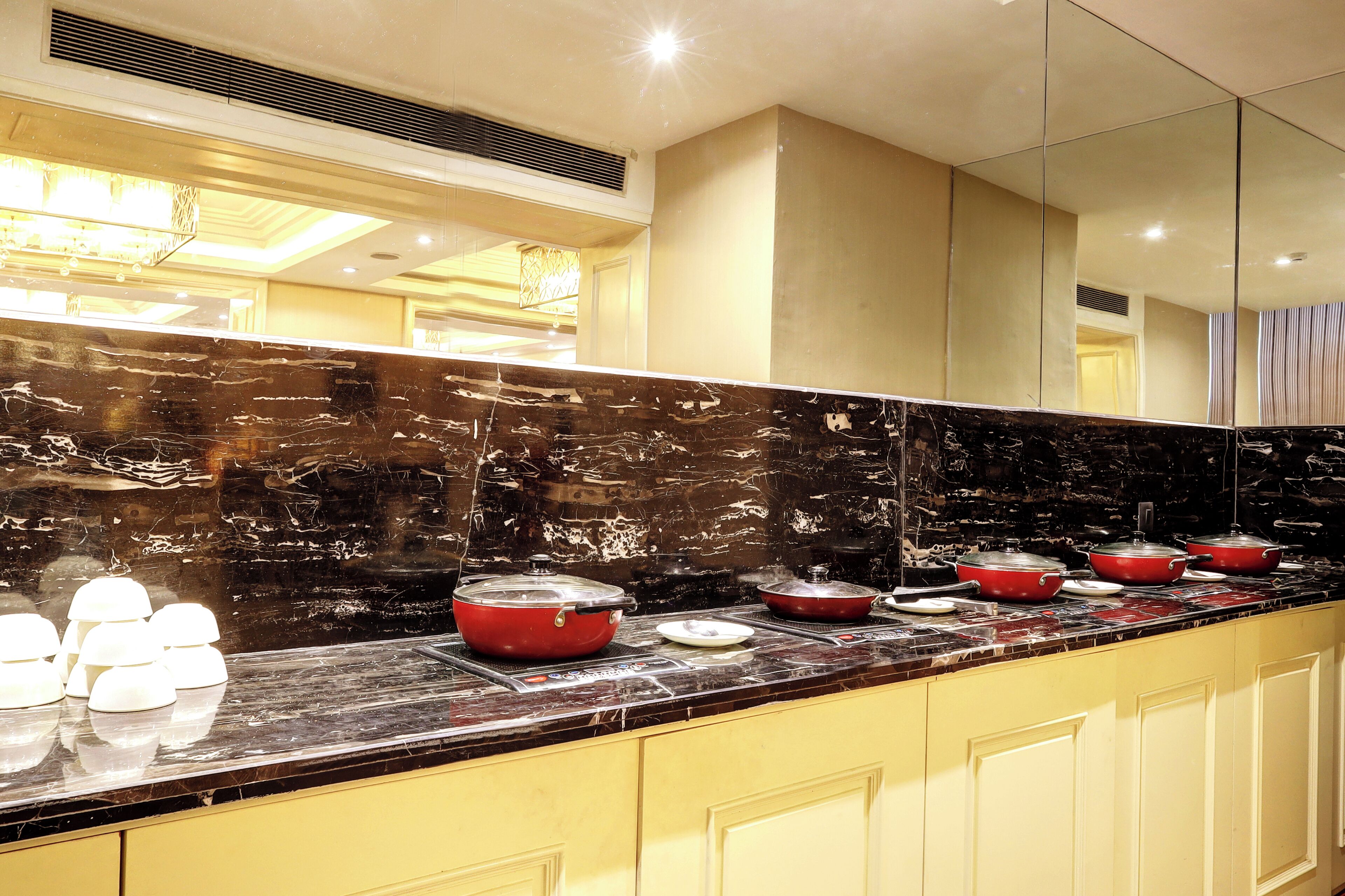 每日供应自助式早餐（每人 INR 250）