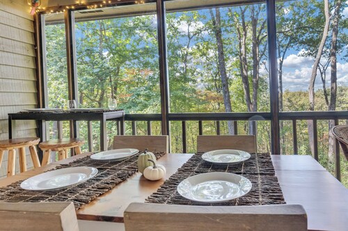 Mtn View• Hot Tub• Pool• Game Room• Porch• Wildlife•Minutes to Town