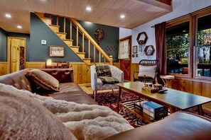 Smart TV, lareira, videogames, livros