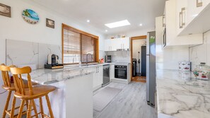 Geladeira, micro-ondas, fogão, cooktop