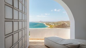Varanda com vista para o mar e uma montanha ao longe.
