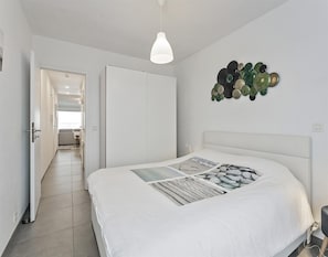 Apartamento | 1 dormitorio y tabla de planchar con plancha