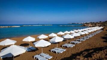 Beach nearby, sun loungers, beach towels