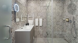 Douche, sèche-cheveux, serviettes fournies, savon