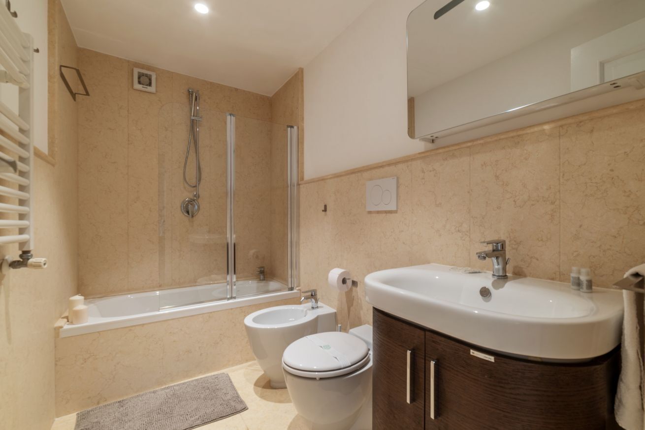 Regadera, tina de hidromasaje, bidet 