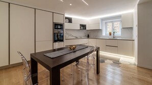 Dining - Luxury 3 beds/3 baths-few steps from city center! (Roma)