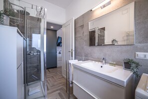 Shower, bidet - Vatican 6th floor Suite-A/C-Panoramic views! (Roma)