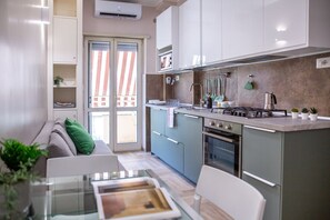 Kühlschrank, Mikrowelle, Herdplatte, Geschirrspüler
