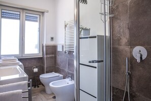 Shower, bidet - Vatican 6th floor Suite-A/C-Panoramic views! (Roma)