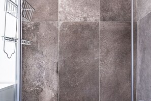 Dusche, kostenlose Toilettenartikel, Haartrockner, Bidet