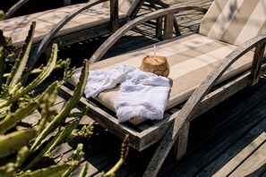 2 piscines extérieures, parasols, chaises longues