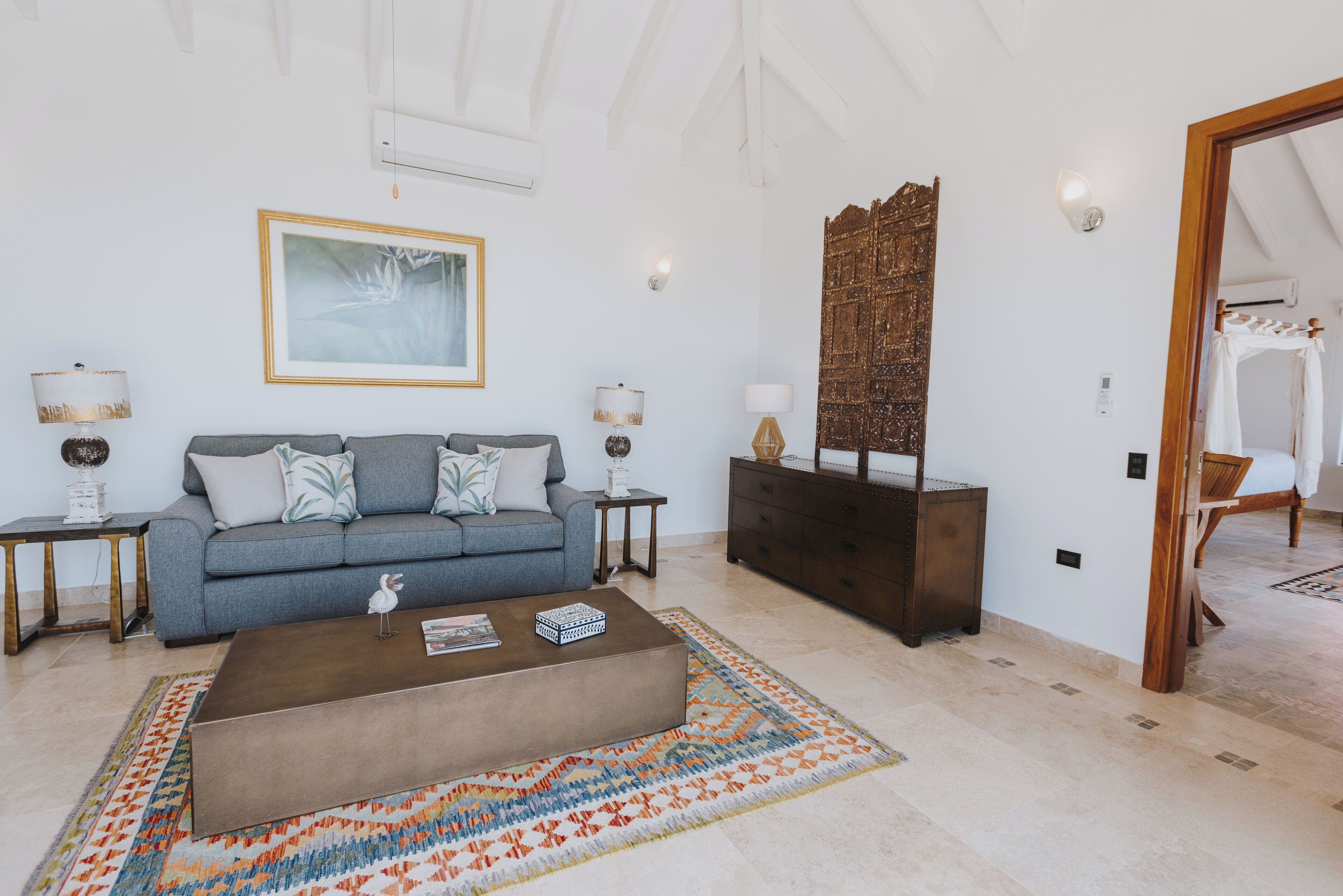 Una sala de estar con un sofá, una mesa de centro y elementos decorativos.