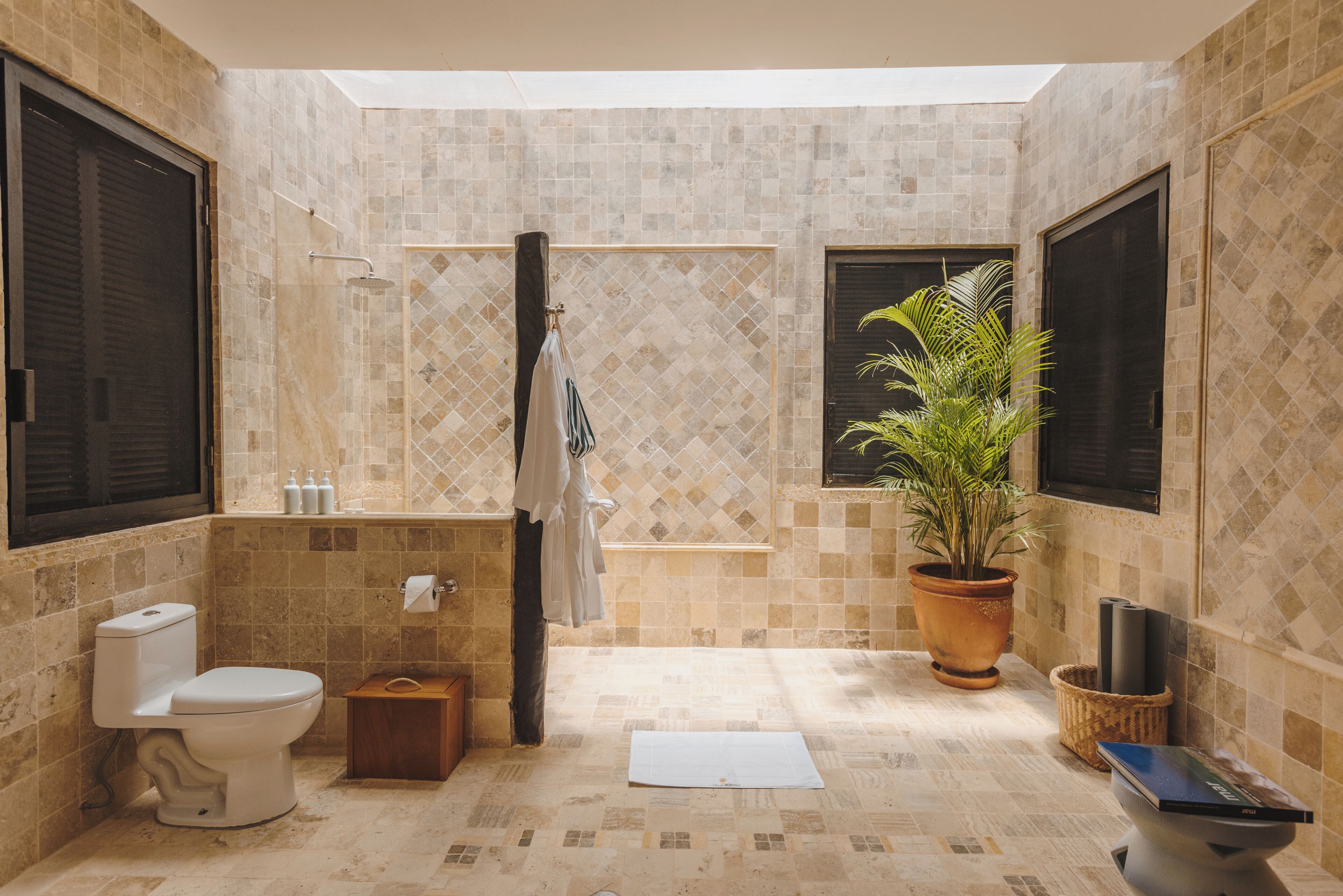 Une salle de bain moderne équipée de toilettes, d’une douche et d’un lavabo.
