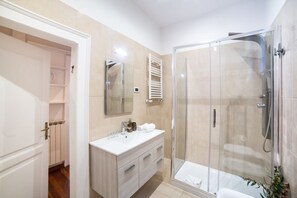 Dusche, Haartrockner, Bidet, Handtücher