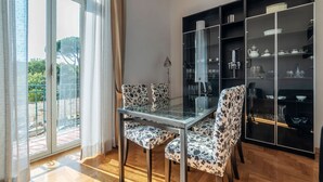 Dining - Spacious Vatican flat with a balcony and Views (Roma)