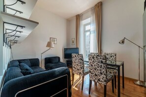 Living area - Spacious Vatican flat with a balcony and Views (Roma)