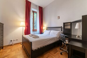 2 bedrooms, WiFi - Spacious Vatican flat with a balcony and Views (Roma)