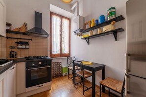 Private kitchen - Spacious Vatican flat with a balcony and Views (Roma)