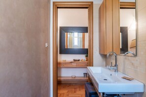 Shower, bidet - Spacious Vatican flat with a balcony and Views (Roma)